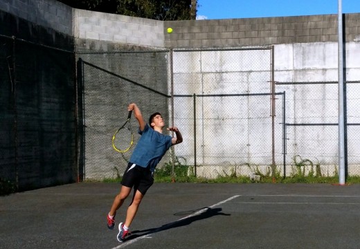 Martín Villamarín, de dezasete anos, faise co Torneo de tenis de verán de Carral.